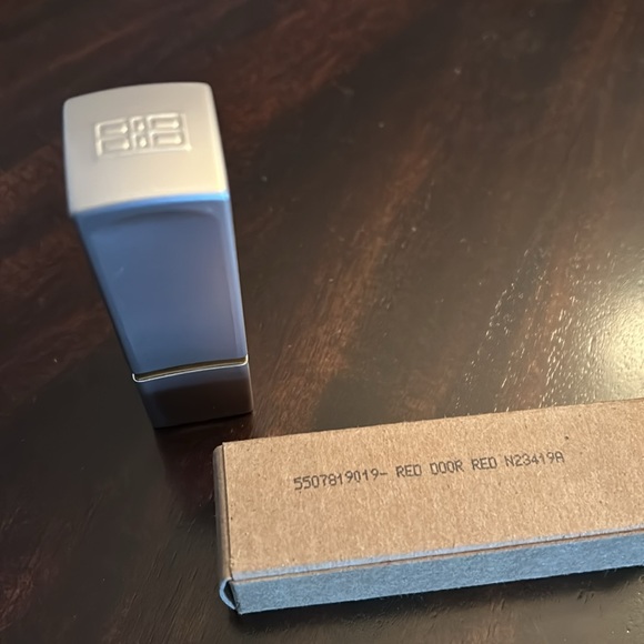 Elizabeth Arden "Red Door Red" Lipstick - Picture 4 of 6